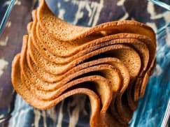 Тунец паутинка с перцем: Ресторанные гренки с сыром