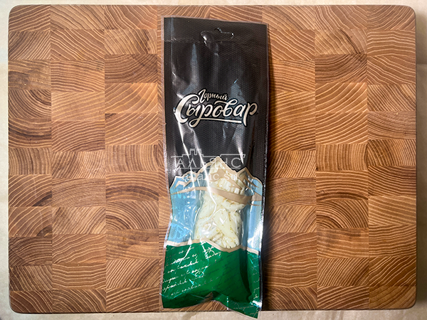 Сыр 100 гр ГОРНЫЙ СЫРОВАР (Косичка с укропом и чесноком) в Новосибирске