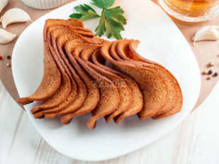 Сурские гренки Баварские колбаски (100 гр): Ресторанные гренки с сметаной и зеленью